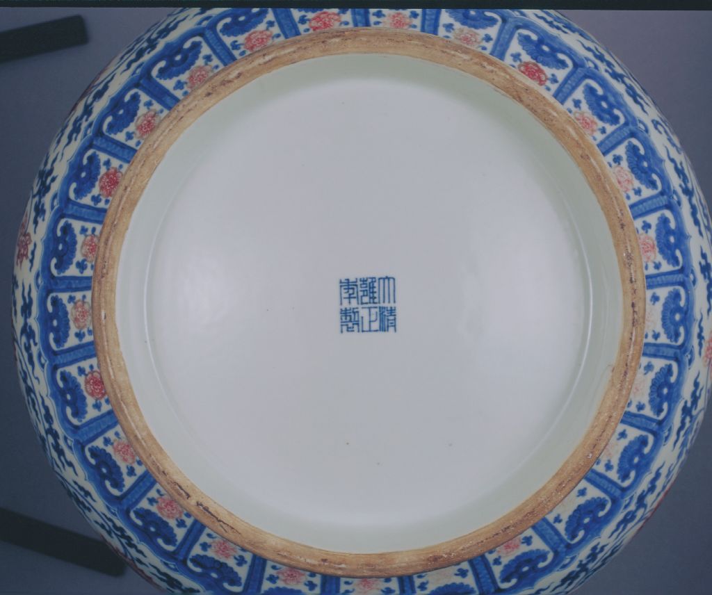 图片[2]-Blue and white underglaze red twining lotus pattern double dragon ear statue-China Archive